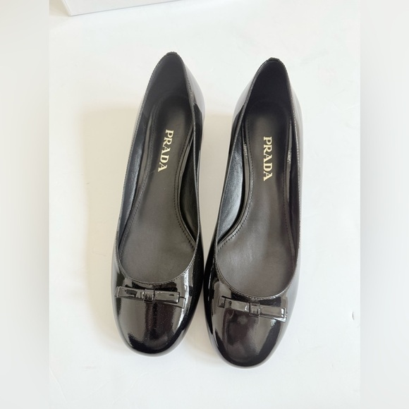 Prada Black polished leather bowtie embellished block heel pumps EU 39.5 - Picture 2 of 10